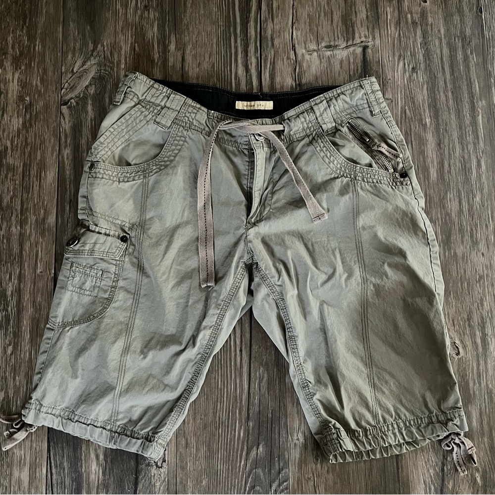URBAN LIFE Tan/Beige Longer Length Cargo Shorts Size is 3/4